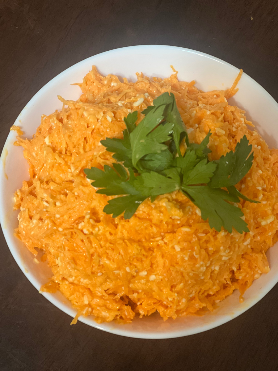 Ингредиенты:морковь,плавленый сыр,чеснок и майонез.