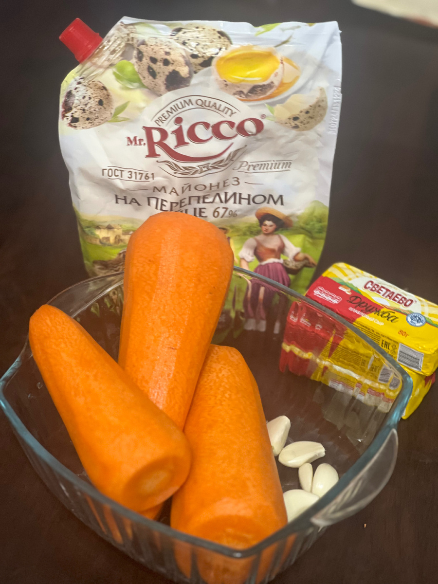 На мелкую тёрку натираем морковь,сыр и чеснок,заправляем майонезом .