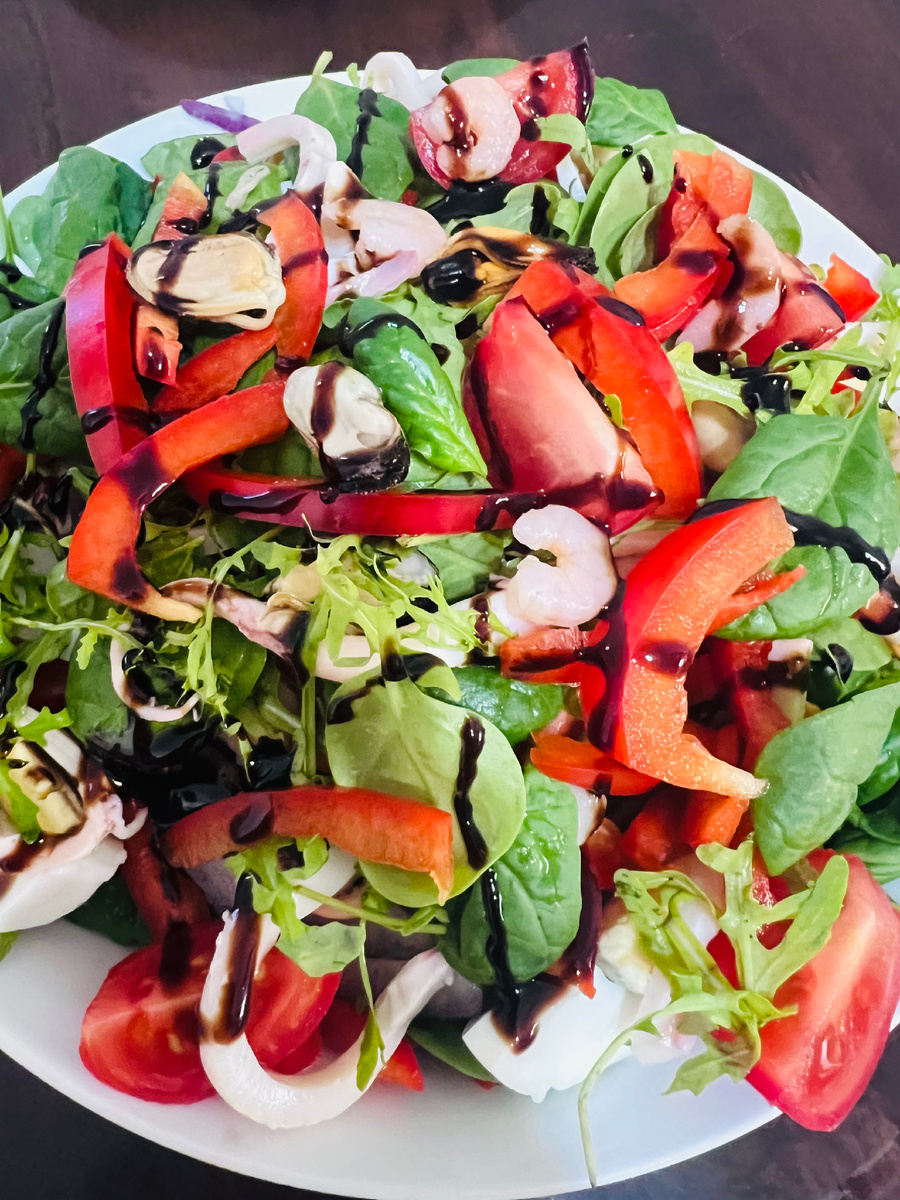 Для него нам подребуютя:яйца,морской коктейль отварной(можно готовый,но не кислый),помидоры,лук,болгарский перец и микс зелени(у меня шпинат и руккола .Для заправки бальзамический соус и оливковое масло.