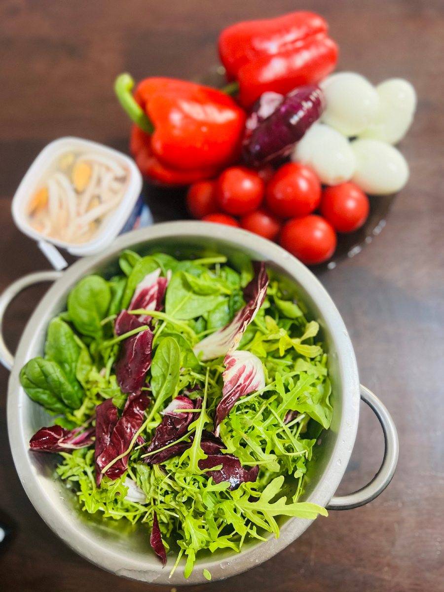 Нарезаем лук полукольцами,перец соломкой,помидоры и яйца дольками.Выкладываем в блюдо все ингредиенты,перемешиваем и поливаем бальзамическим соусом и оливковым маслом.