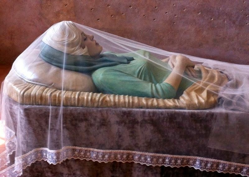 Посмертный макияж актрисе Мэрилин Монро сделал 7 августа Уайт Снайдер: как-то они полушутя договорились с Мэрилин, что он сделает ее последний макияж, если она умрет раньше него. Снайдер сдержал свое обещание.