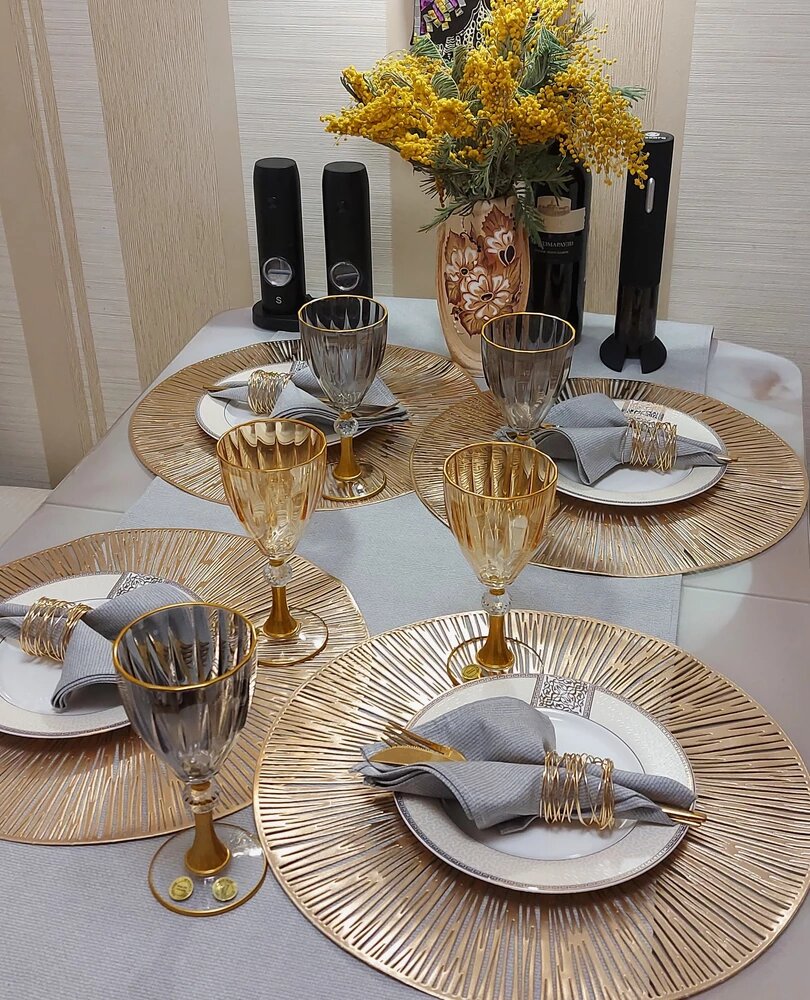 Золотистые кольца в сочетании с золотой посудой - это всегда празднично и роскошно!