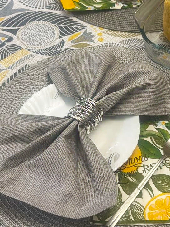 Серебристые кольца подойдут как для праздничной сервировки стола, так и для обычного обеда в кругу семьи.