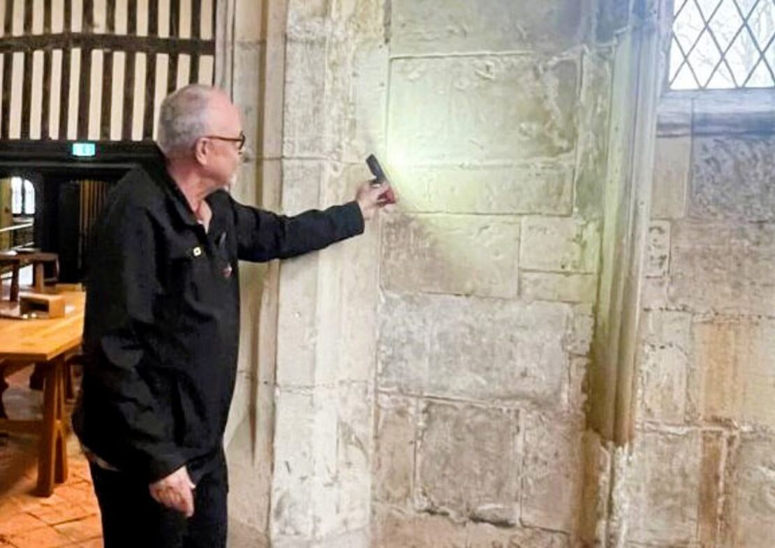 За два года давний волонтер организации English Heritage Рик Берри обнаружил и нанес на карту около 20 резных фигур на территории поместья Тюдоров. English Heritage.