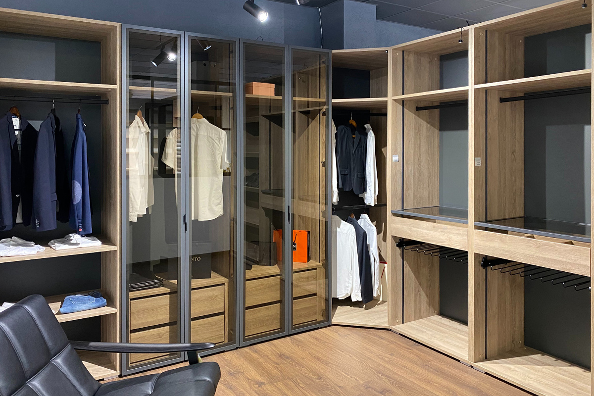 Вы когда-нибудь мечтали о идеальном шкафе, который бы идеально вписывался в нишу вашей спальни? Или о кухонном гарнитуре, который бы максимально эффективно использовал каждый сантиметр пространства? Добро пожаловать в мир индивидуальной мебели на заказ – где ваши мечты о идеальном интерьере становятся реальностью!