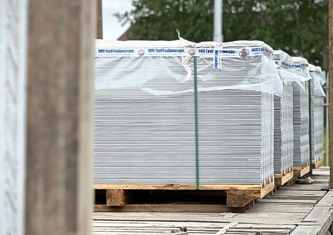 Максимальный срок хранения шифера ГОСТом не установлен, но профессионалы не рекомендуют держать материалы без дела дольше 7 лет