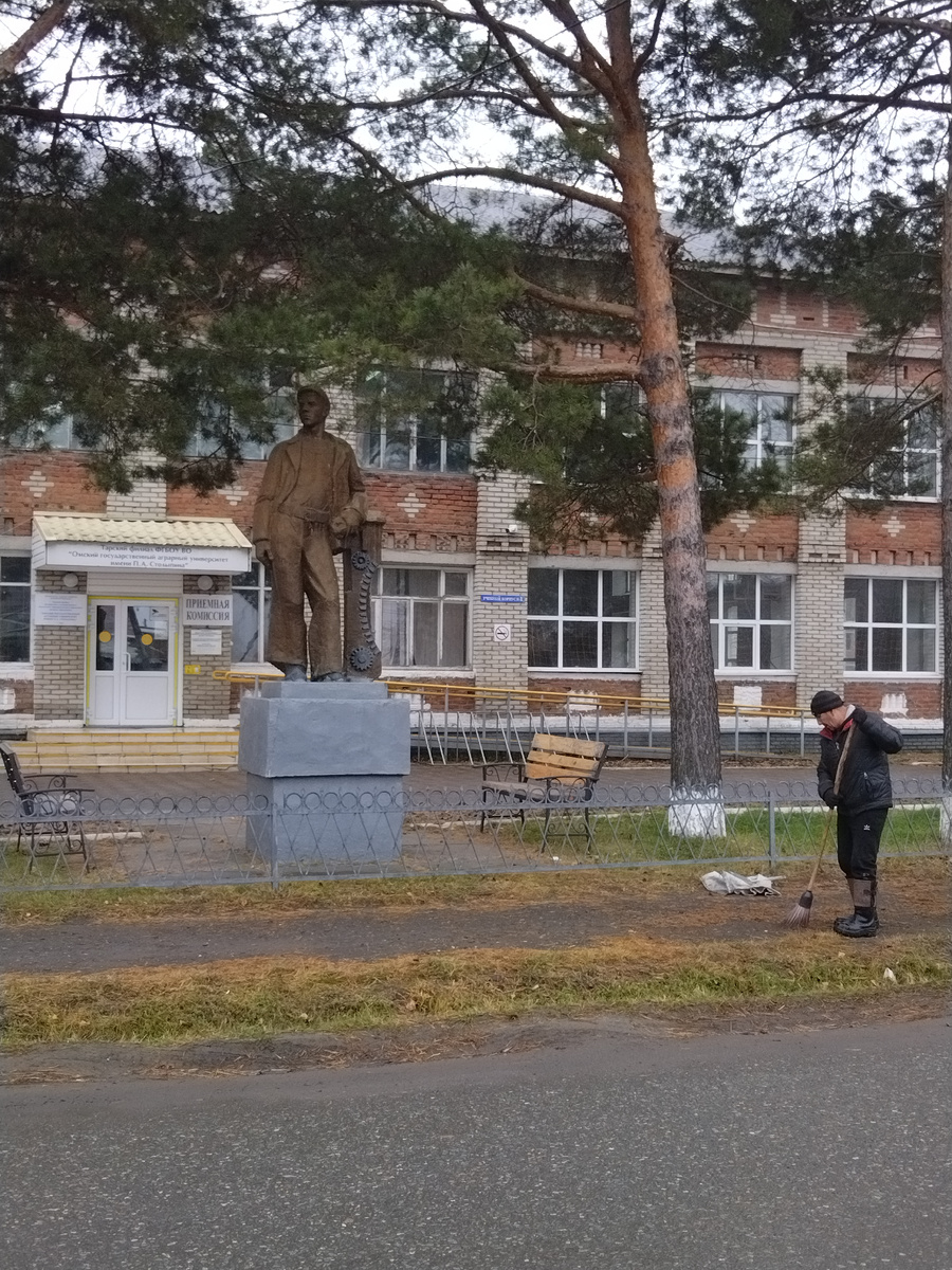 В ожидании моей "Пятнашки" я гулял недалеко от шиномонтажа и фотографировал город.