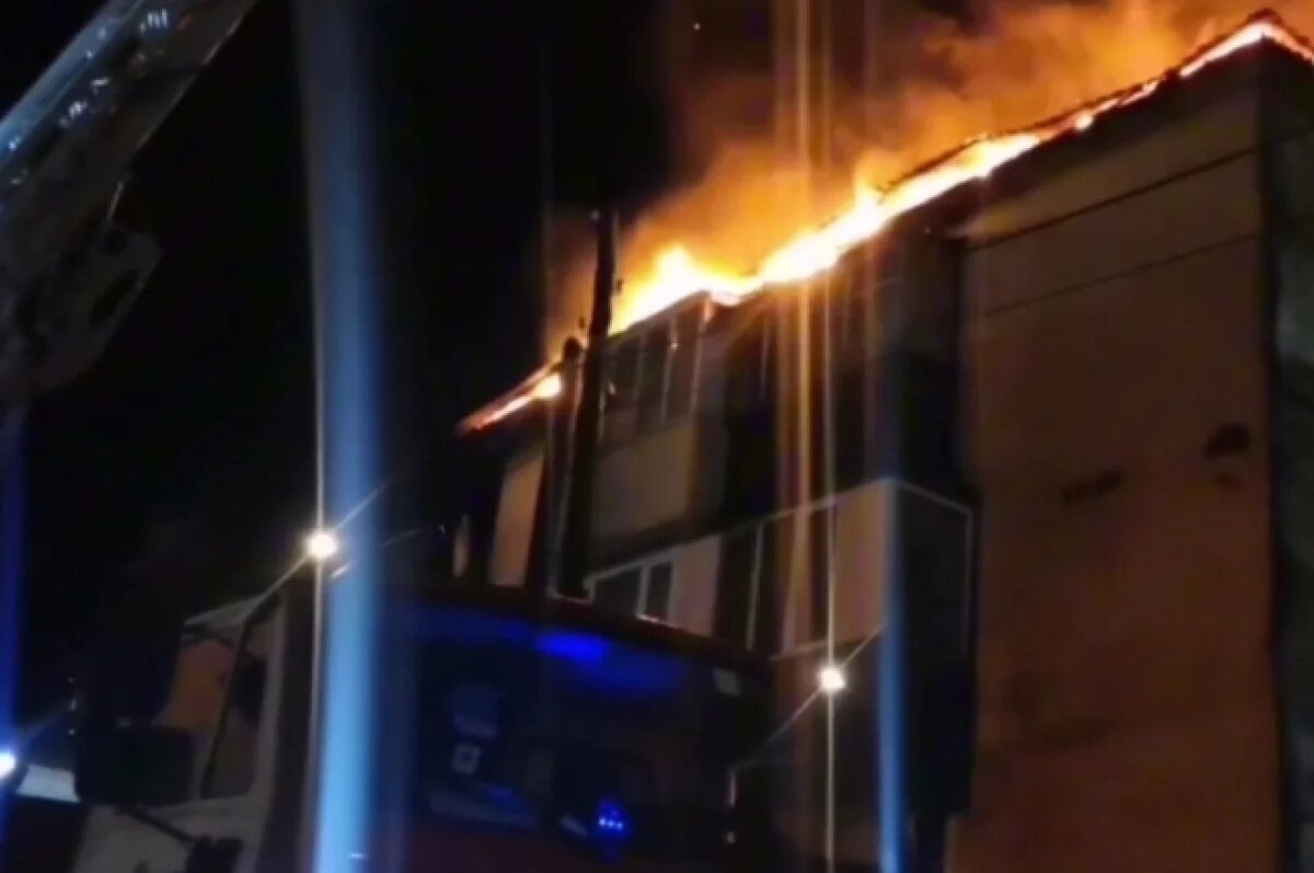    SHOT: пожарный пострадал при тушении загоревшейся трехэтажки на Камчатке