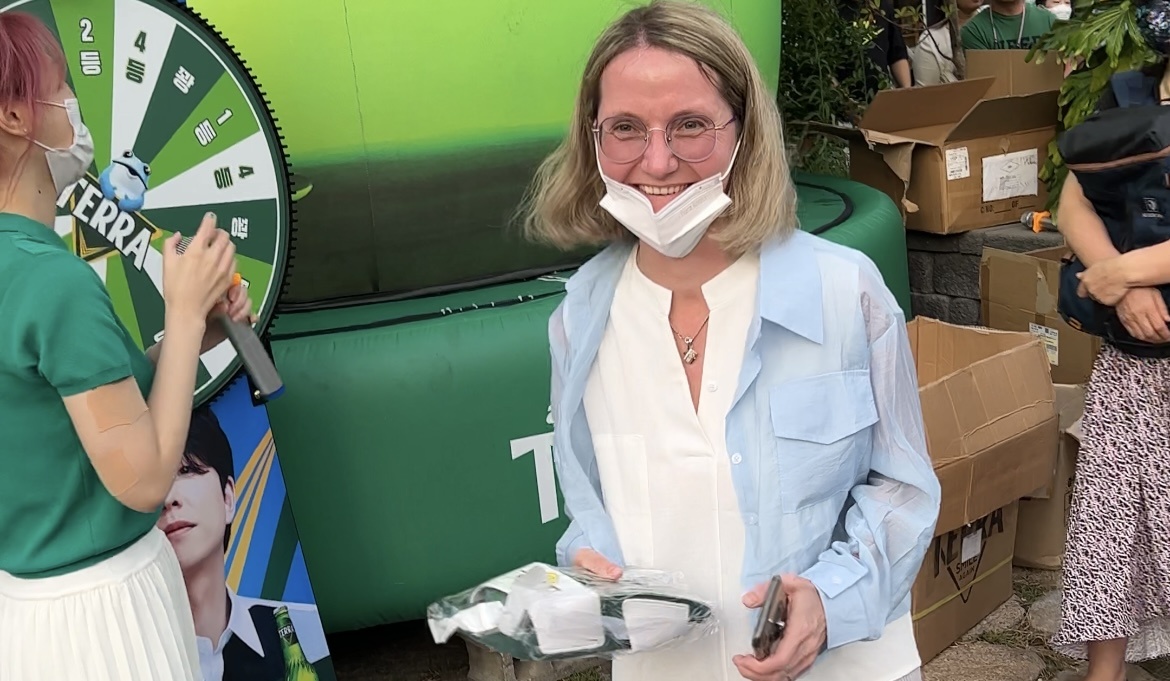 Моя мама выиграла тапочки терра, после того, как покрутила колесо на флешмобе