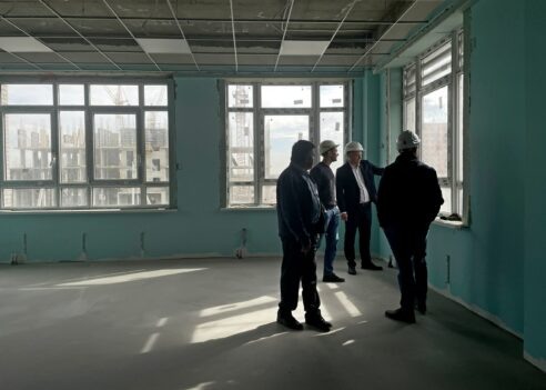 



📷


Во дворе высаживают деревья, кустарники и устанавливают беседки. Работы завершат до конца года, сообщили в городском департаменте строительства.Ранее «Краснодарские известия» писали, что в краевом центре достроили детсад на улице Лоцманской.