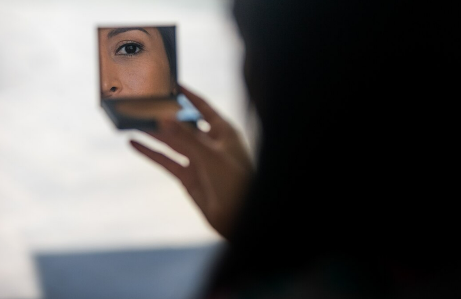 В отражениях мы видим себя не настоящими, а отражёнными. Источник freepik.com