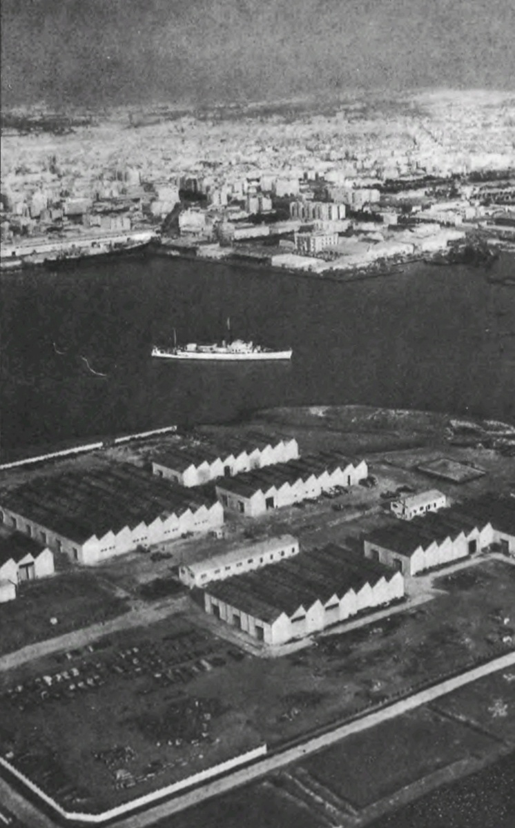 Вид с воздуха на порт и город Тунис