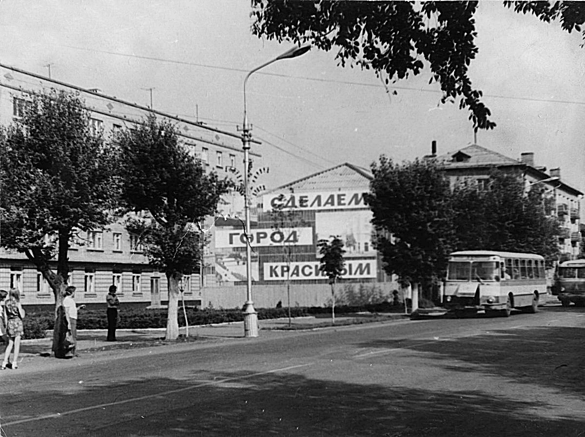 Пензенская область город Кузнецк. улица Ленина.1978 год В 1939 г. открылось автобусное движение в городе. Появились первые автобусы