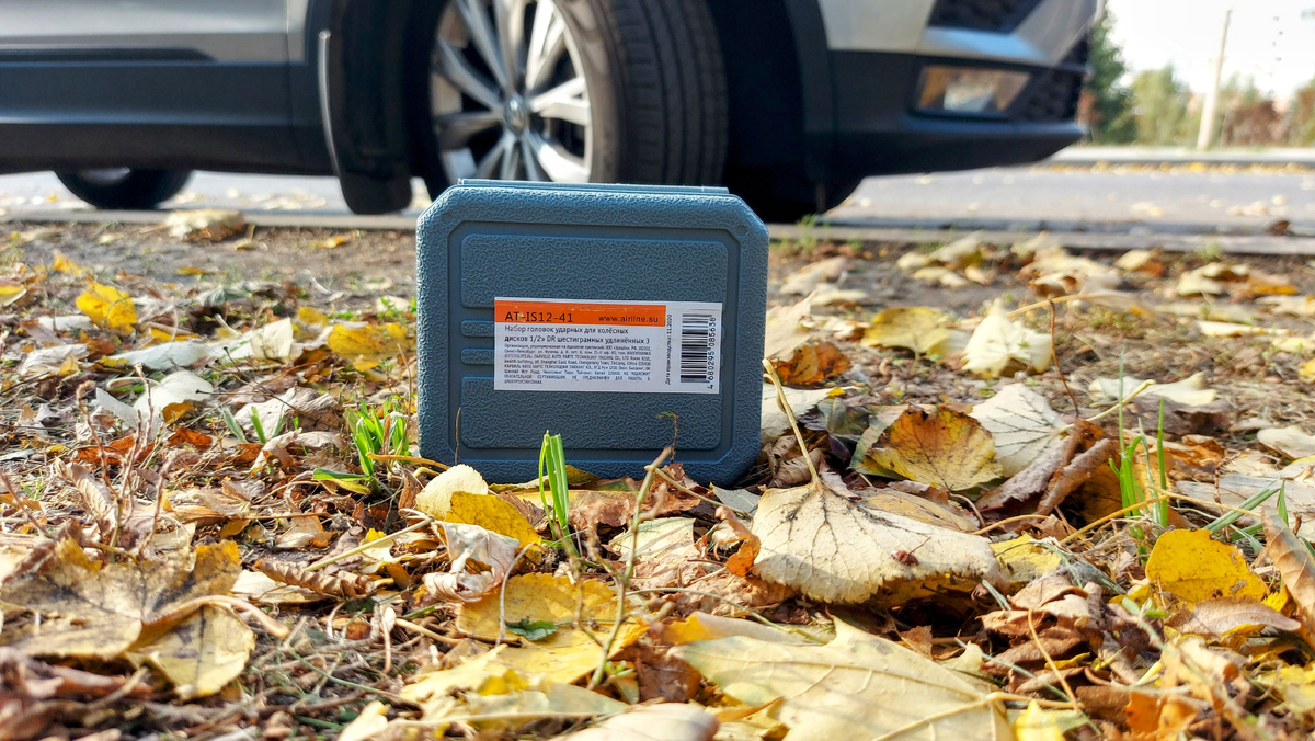 Материал пластика прочный, надежный, не тонкий. Кейс имеет фиксатор для закрывания — чтобы ничего не выпало.