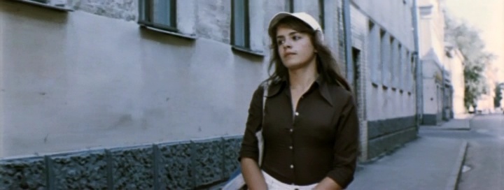 Зося Кнушевицкая (Елена Цыплакова). Девочка очень хорошо одета - видно, что она из небедной семьи. Источник: kino-teatr.ru