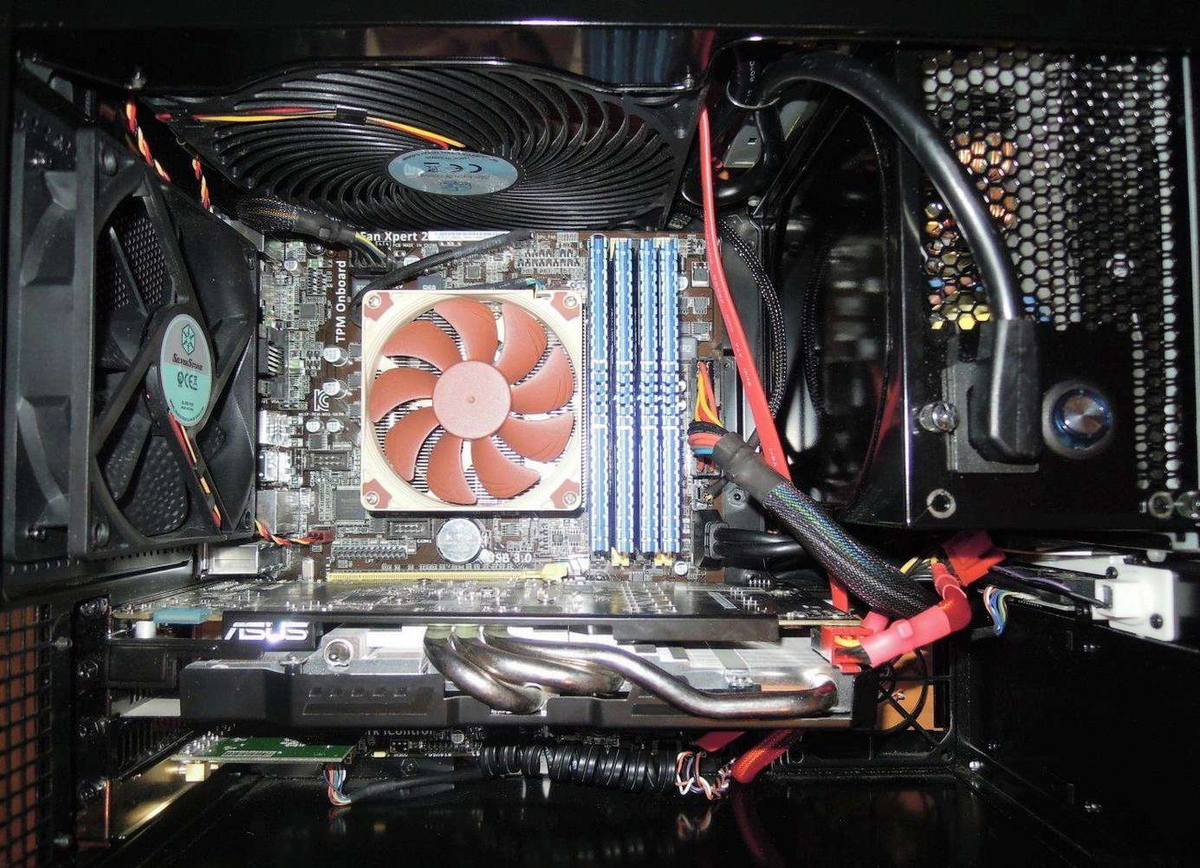 Коричневый вентилятор - это вентилятор процессорного кулера (под ним радиатор), а ниже - видеокарта. У нее тоже есть система охлаждения.
Фото: Onlinetrade