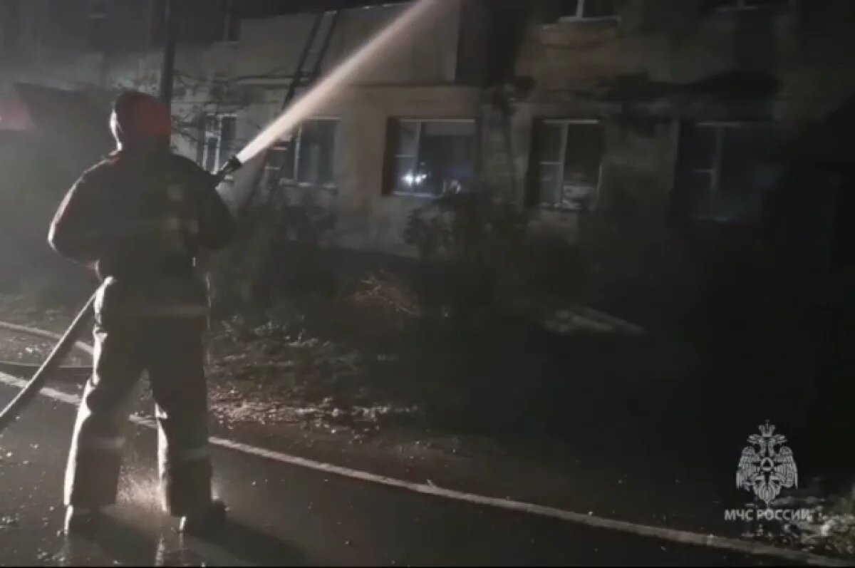    На Камчатке ликвидировали пожар в трехэтажном доме в Сосновке