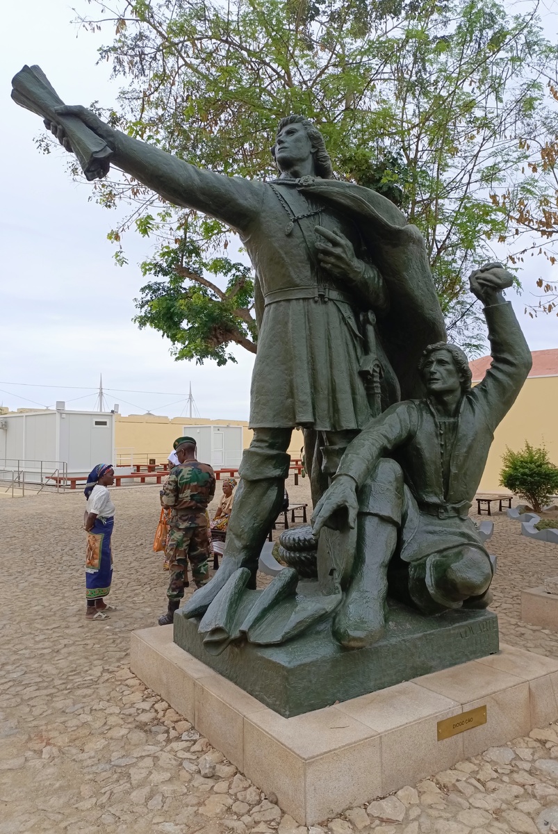 Памятник Первооткрывателям  в Луанде 