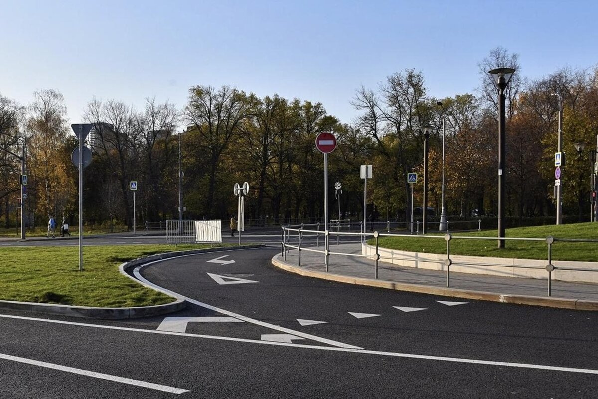    На пересечении Красулинской улицы с улицей Адмирала Корнилова появится круговой разворот. mos.ru