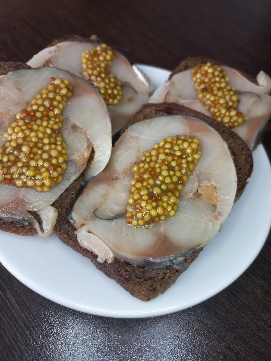 "Мурманское сало" с бородинским хлебом и зерновой горчицей.