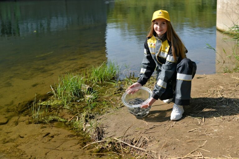    Мальки ценной рыбы «прописались» в водоемах региона благодаря «Оренбургнефти» Андрей Севостьянов