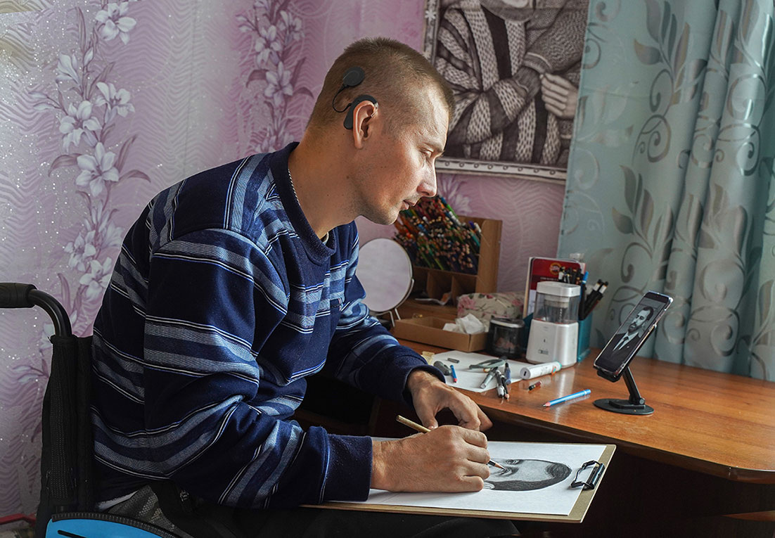 Михаил Игумнов за работой. Фото Бориса Слепнева