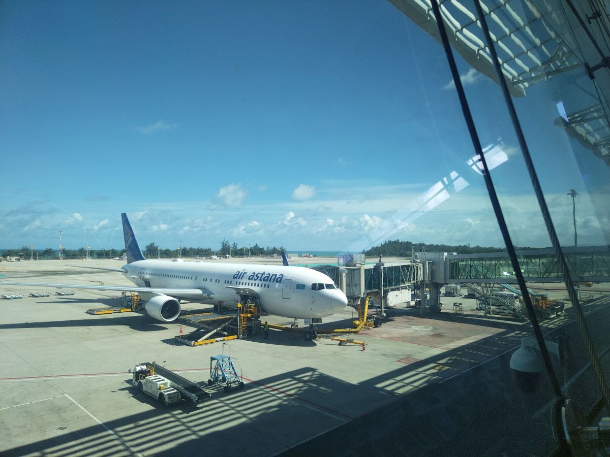 Это уже обратный вылет в Алма-Ату, самолёт Air Astana к этому готовится. Но обратите внимание на расположение ВПП: прямо на берегу Андаманского моря!…