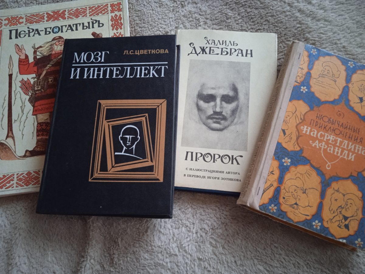 цена каждой из этих книг достаточно высока, одна из них продана в течение недели после выставления лота за 3 т.р. Угадайте, какая?))