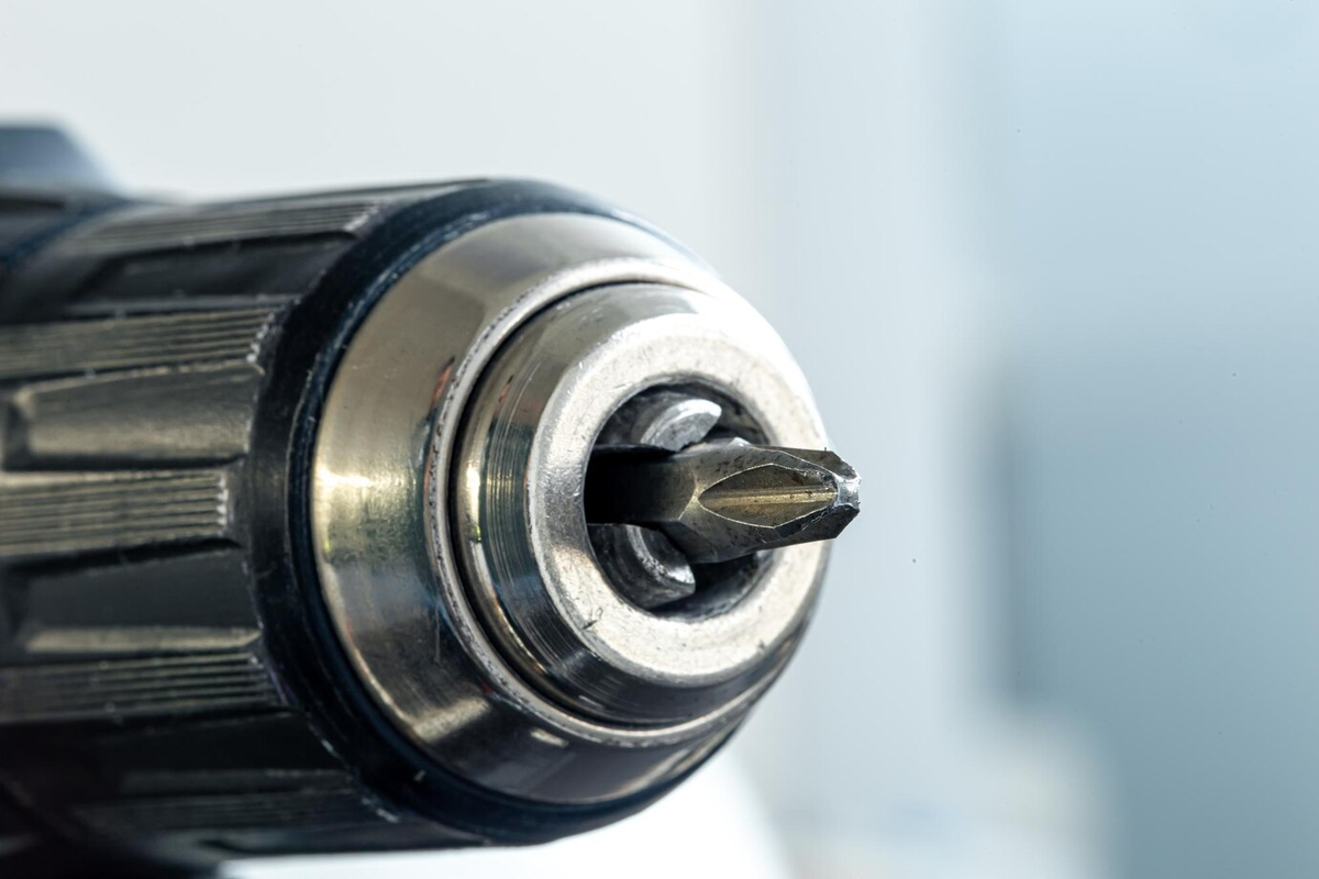 Источник изображения: https://img.freepik.com/free-photo/electric-drill-closeup-repair-shop_169016-24440.jpg?t=st=1730213678~exp=1730217278~hmac=eb5e27f7fbdf67b88a92e57014f7d668cb0f68162b82a4d444f6e56ddb223ca8&w=1380