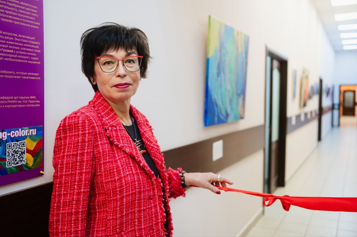 В Институте стоматологии Пироговского Университета прошло торжественное открытие выставки «Трансформация цвета»