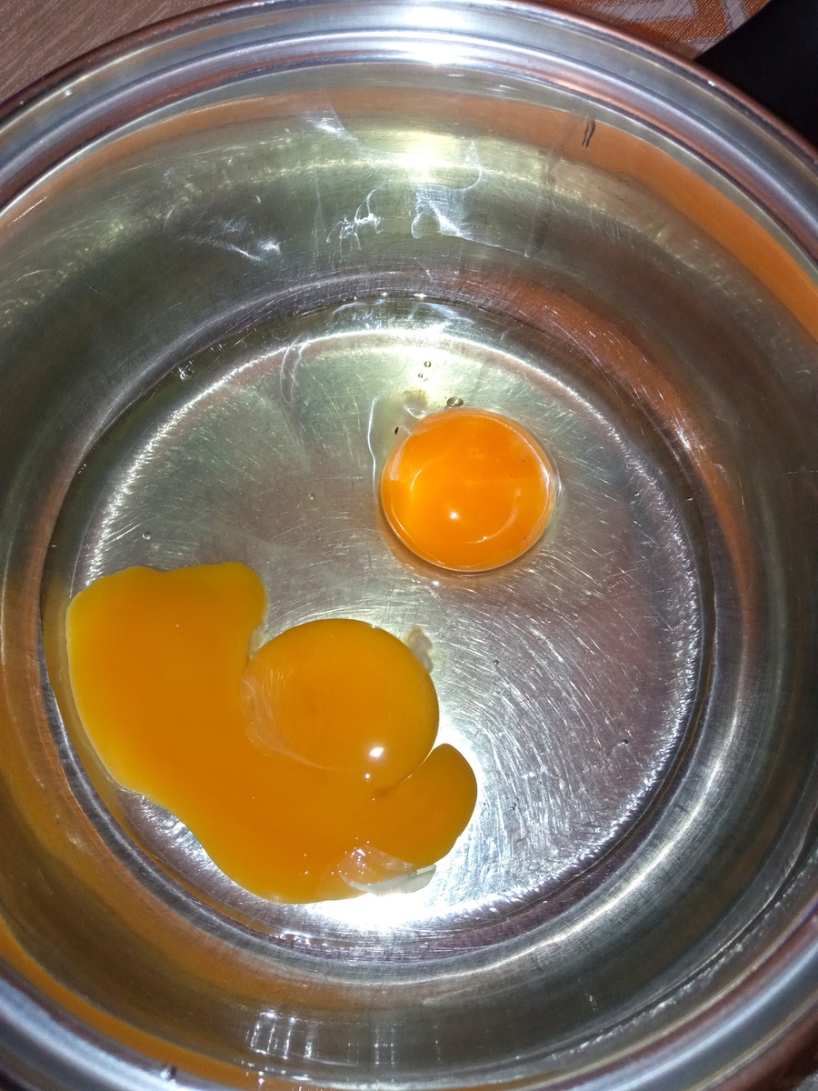 В чаше два яйца. Фото автора 