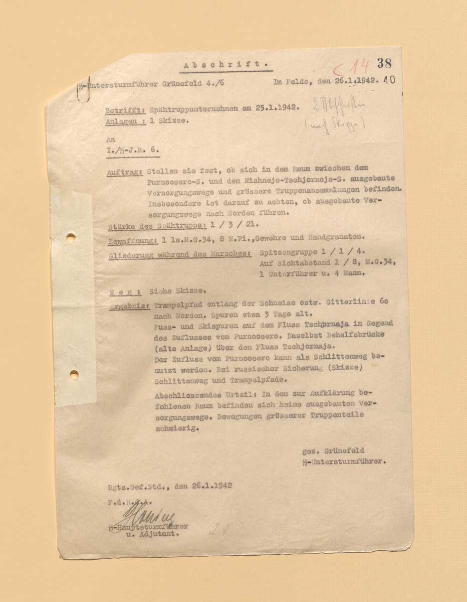 Разведка 25.1.42. Задача: выяснить наличие в районе между озёрами Пурнозеро и Нижнее Чёрное оборудованных путей подвоза и скоплений больших сил противника. Особо проследить за наличием путей подвоза, ведущих на север. Состав разведгруппы: 1 офицер, 3 унтер-офицера, 21 солдат. Вооружение: 1 ручной пулемёт M.G.34, 8 автоматов, винтовки и ручные гранаты. Путь: см. схему. Результаты: [указаны ниже в суточном донесении]. Выводы: оборудованных путей подвоза нет, передвижение крупных воинских частей осложнено. Унтерштурмфюрер СС Grünefeld