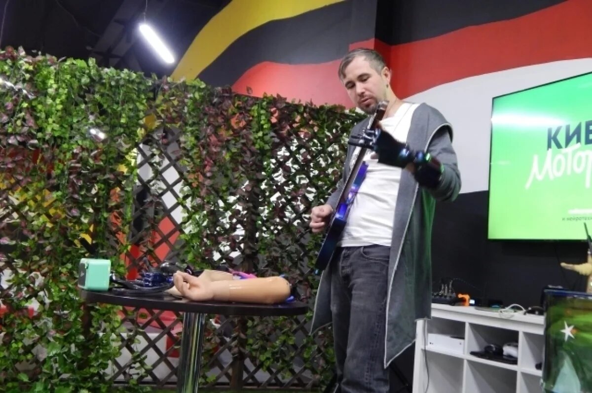    Максим Емец - один из немногих, если не единственный музыкант, который играет на гитаре протезом.