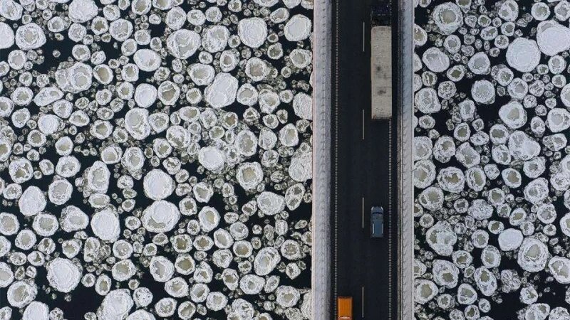     Мост на фоне замерзшей реки. klikabol.mirtesen.ru
