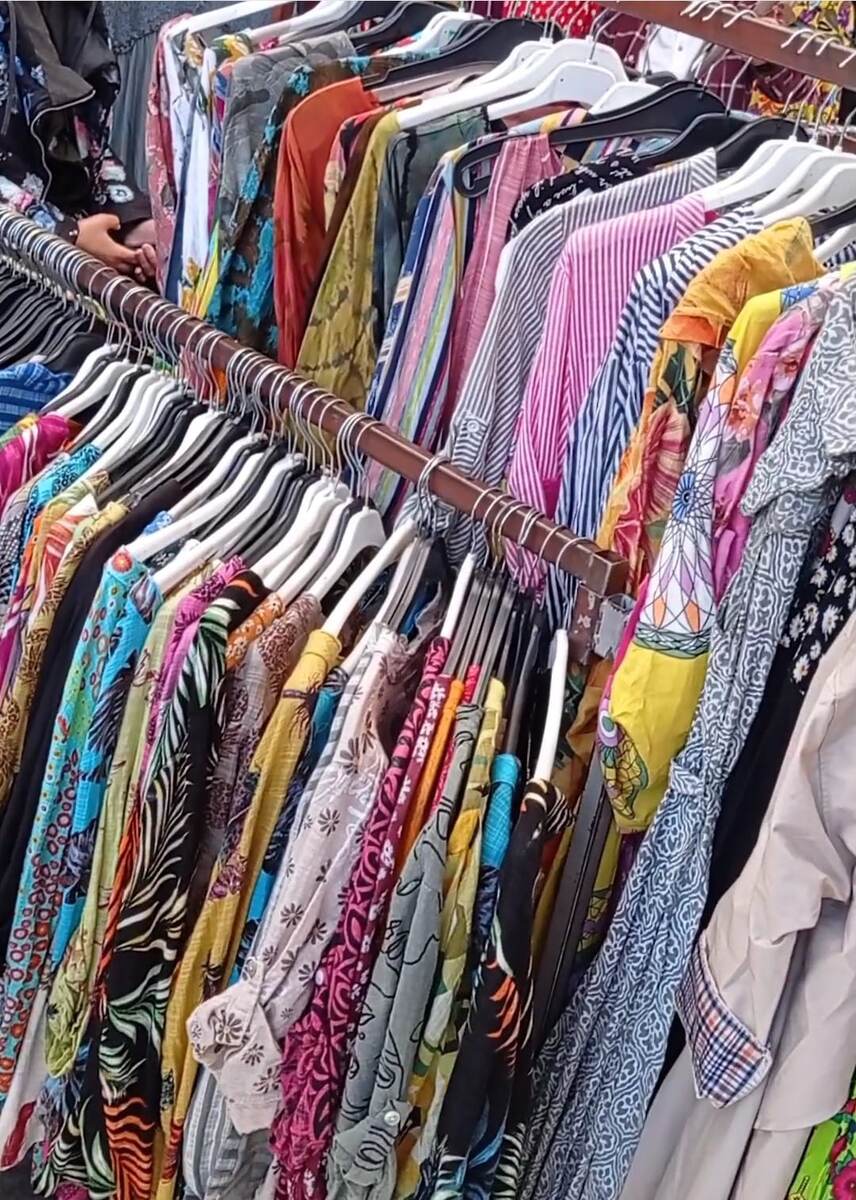 Вешалка с яркими блузками на базаре в Айвалыке. Фото автора.