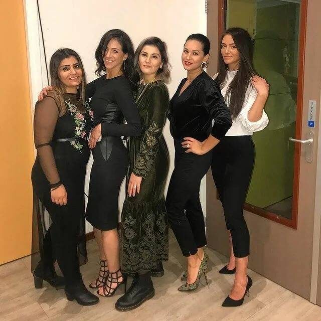 Фото из открытого доступа. Обычные офисные сотрудницы в Турции.