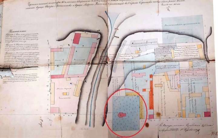 Сверху Волга, слева - Белоглинский овраг. Кружком обведено кладбище.