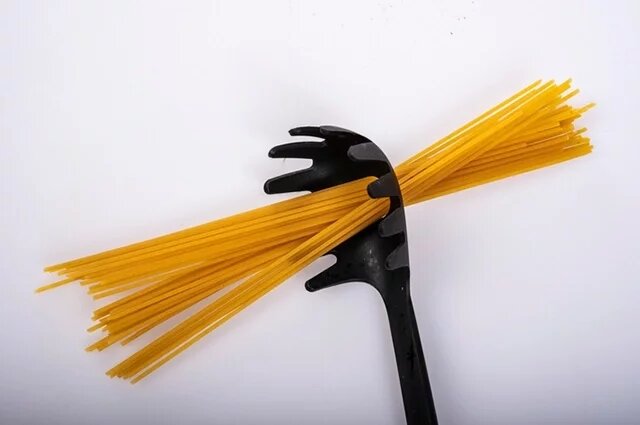    Зачем нужна дырка в ложке для спагетти?