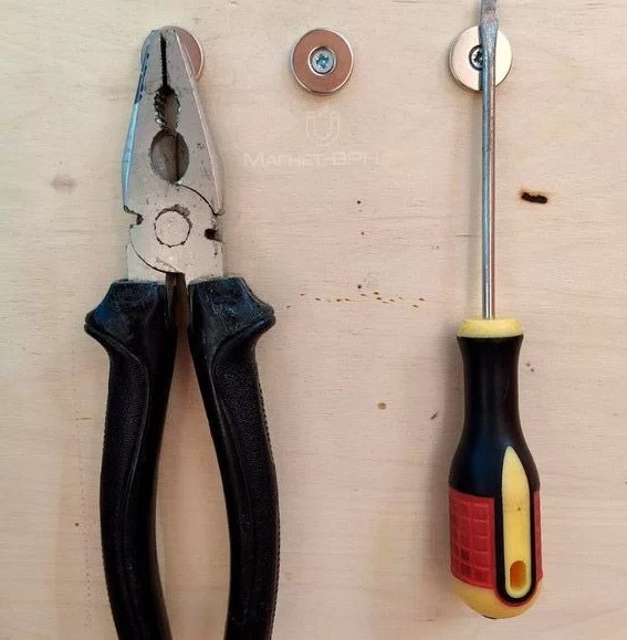 Крепление предметов с помощью неодимовых магнитов.