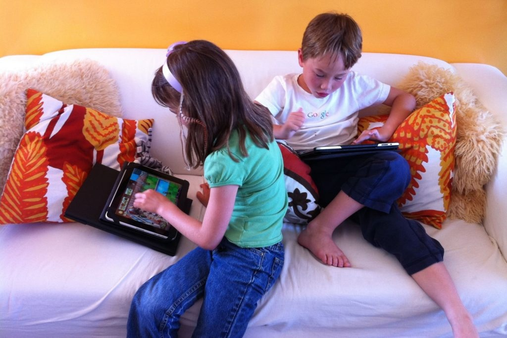 Как огородить детей от гаджетов