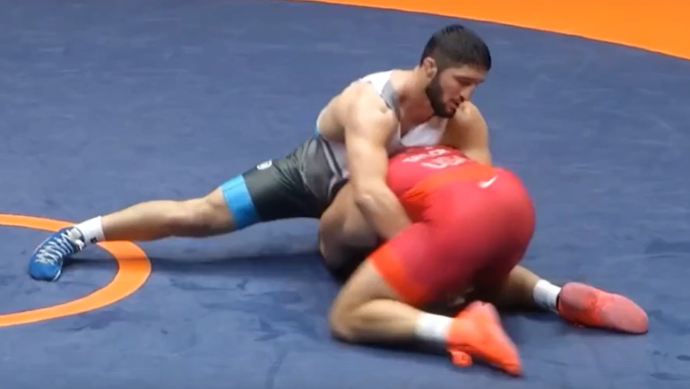    Абдулрашид Садулаев победил Дэвида Тэйлора и вышел в 1/8 финала чемпионата мира.Скриншот видео