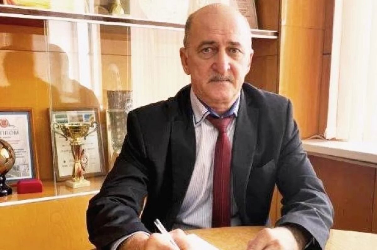    Не хочет рыть могилы.