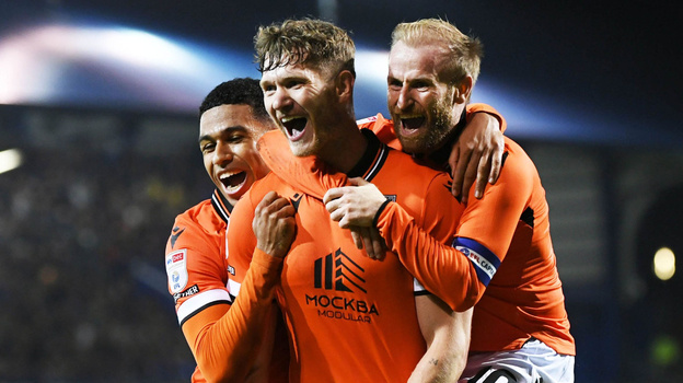 Логотип компании Mockba Modular (МОСКВА) на футболках «Шеффилд Уэнсдей». 