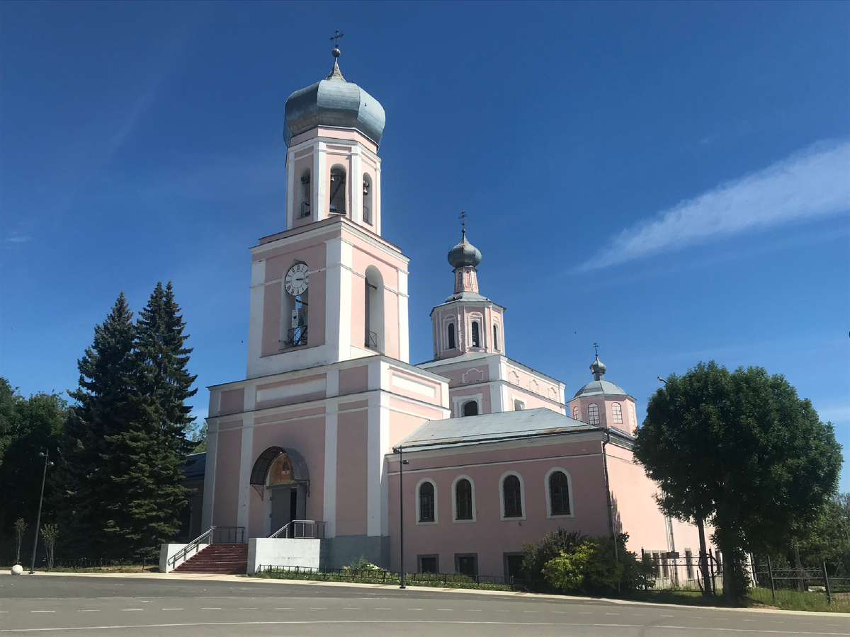 Свято-Троицкий собор в ясный летний день. Фото автора