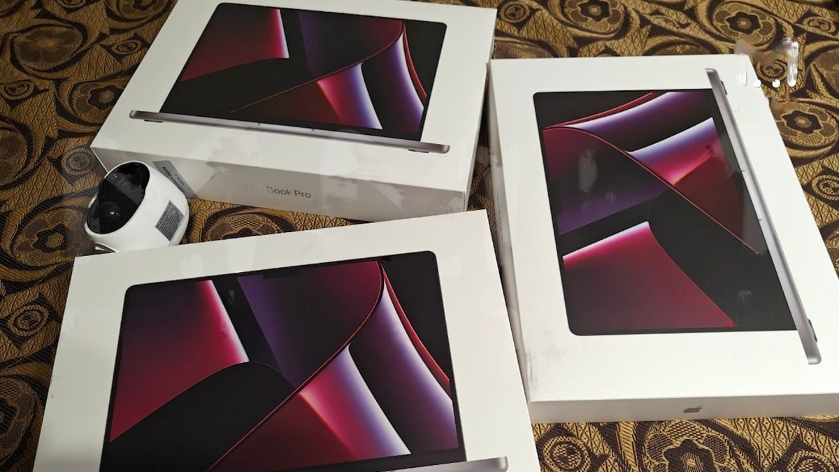 Новые МакБуки за 1000 рублей он выложил в сеть