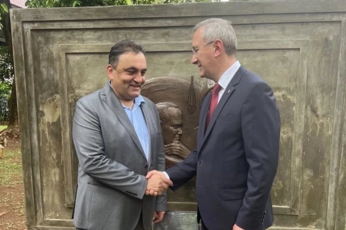    Калужане открыли памятник космонавтике в столице Индонезии