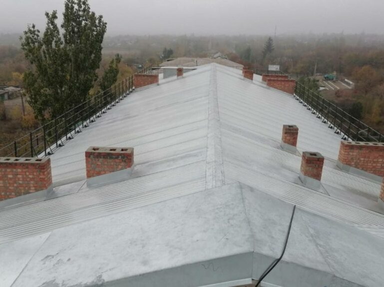    Оренбургские строители завершают ремонт крыш в многоквартирных домах Перевальска Андрей Севостьянов