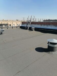    Оренбургские строители завершают ремонт крыш в многоквартирных домах Перевальска Андрей Севостьянов