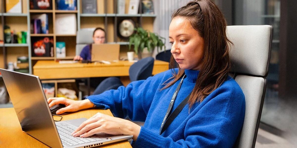     Девушка с ноутбуком. Источник: mos.r Автор фото: Пресс-служба мэра Москвы