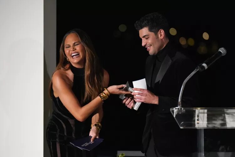 Крисси Тейген вручает награду колористу (специалисту по окрашиванию волос) Мету Резу